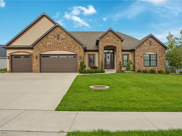 905 Pickforde Dr NE, North Canton, OH 44720
