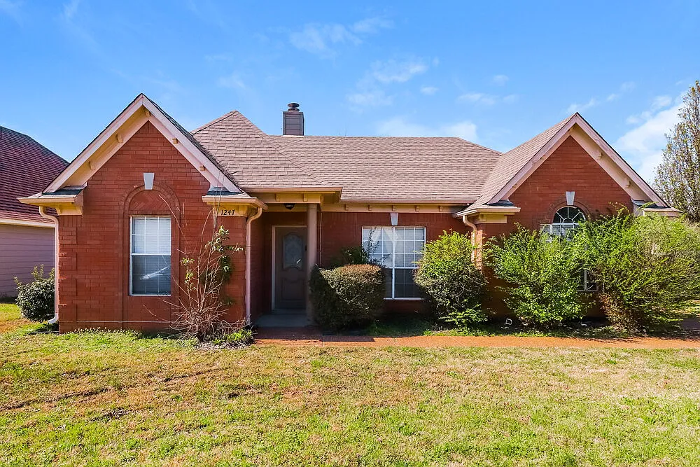 3 bed, 2.0 bath, 1126 sqft, $1,665 — Photo 1