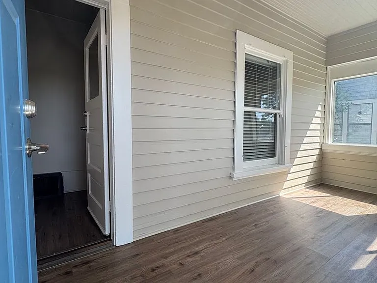 513 E Walnut St — Photo 3