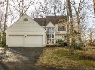 3 Old Village Ln, Unionville, CT 06085