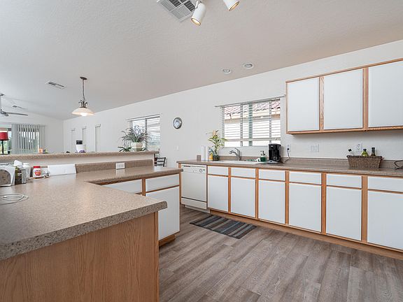 5th image of 548 S 232nd Ave