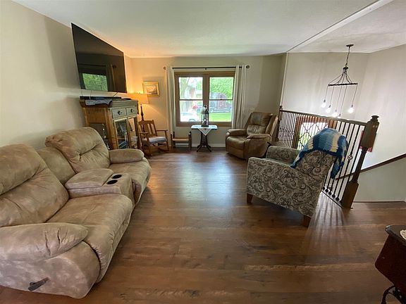 2nd image of 704 Crestview Dr