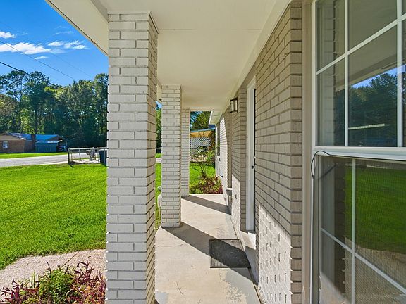 3rd image of 57 Trailwood Cir