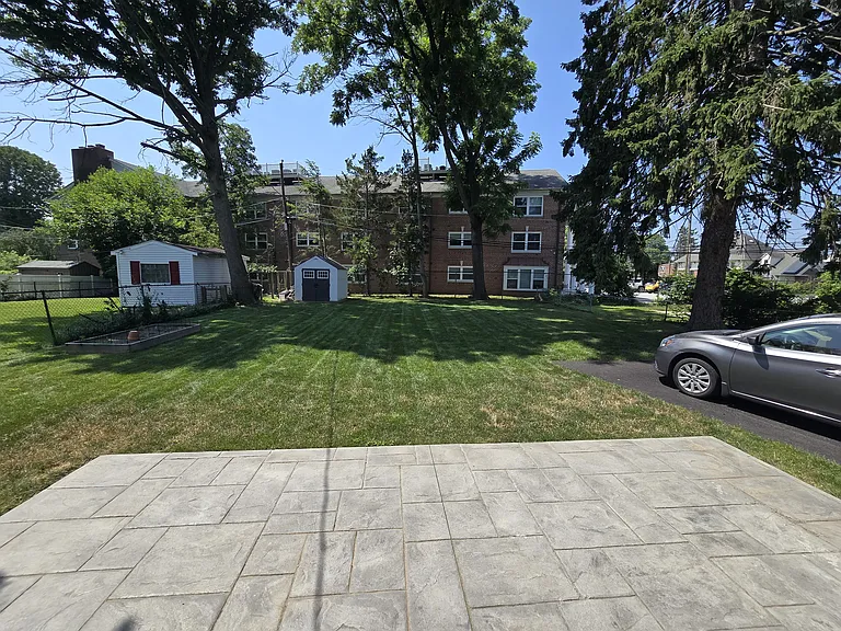 304 E Jefferson St — Photo 17