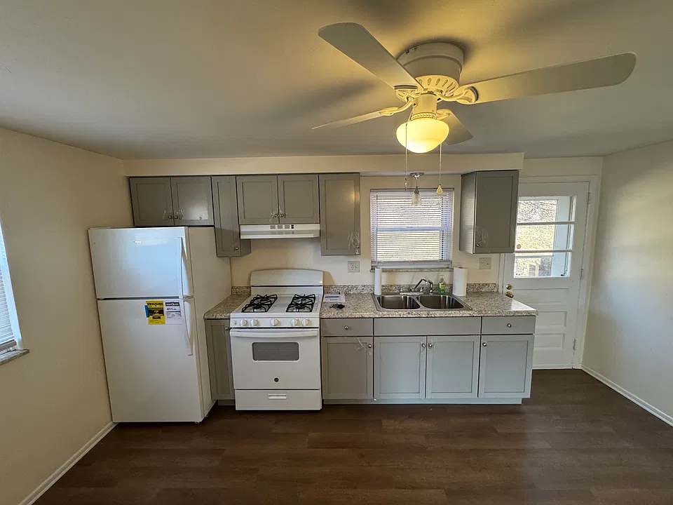 129 Center St #1/2
