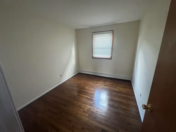 30 N 11th St, New Hyde Park, NY 11040