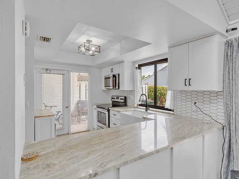 235 NW 15th St — Photo 11