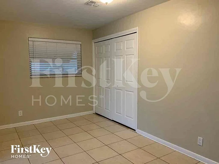 1302 Crest Dr — Photo 16