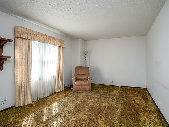 3rd image of 723 Lake Park Blvd