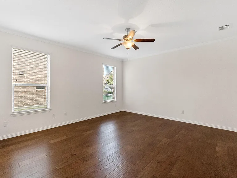 1705 Medina Ln — Photo 9