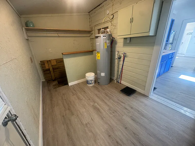 1037 S Webster St — Photo 12