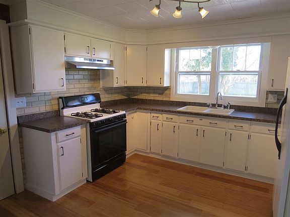 2nd image of 324 W Elm St
