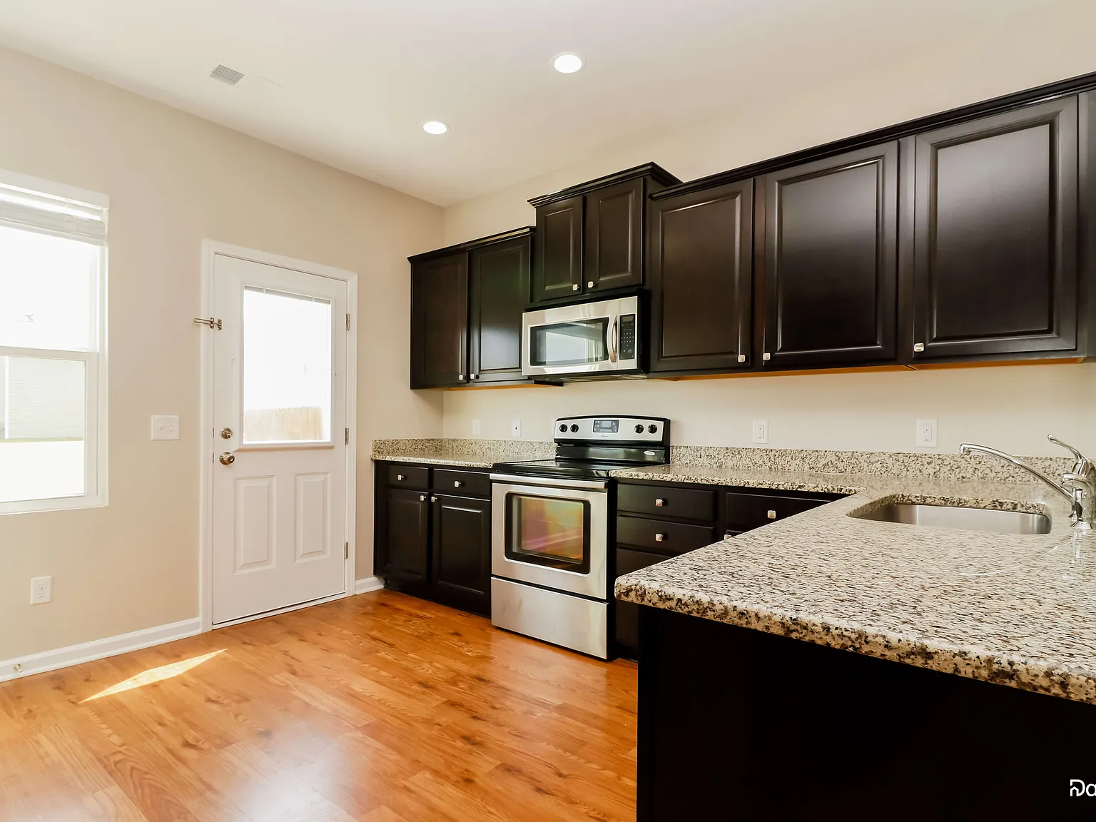 4 bed, 3.5 bath, 2379 sqft, $2,620 — Photo 4