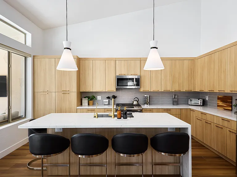 Brand NEW Kitchen! Seats 5 Here