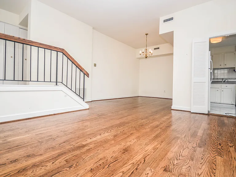 122 Roberts Ln #400 — Photo 4
