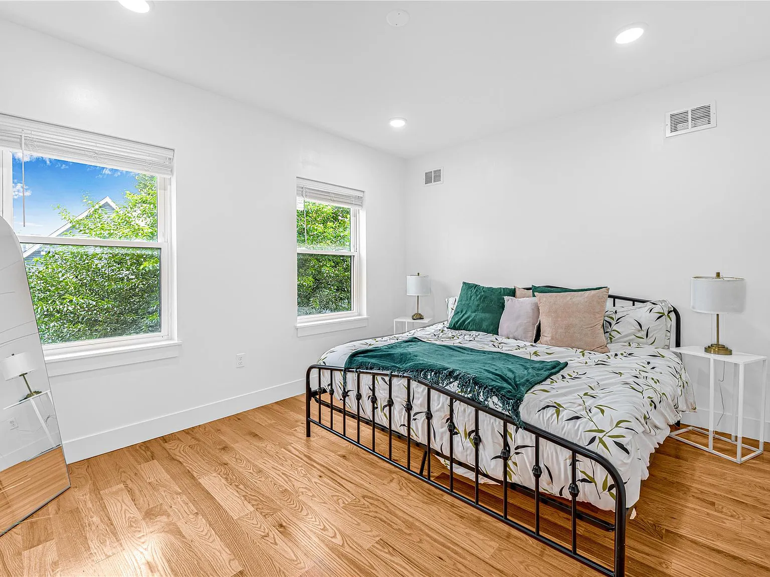 3 bed, 2.5 bath, 1600 sqft, $4,000 — Photo 4