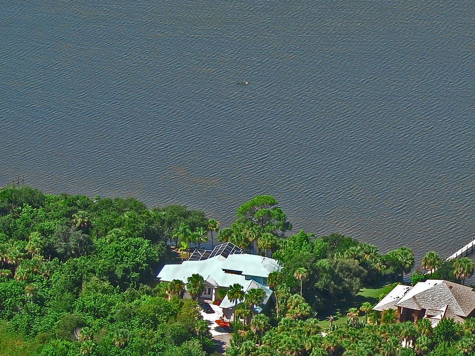 Direct water view