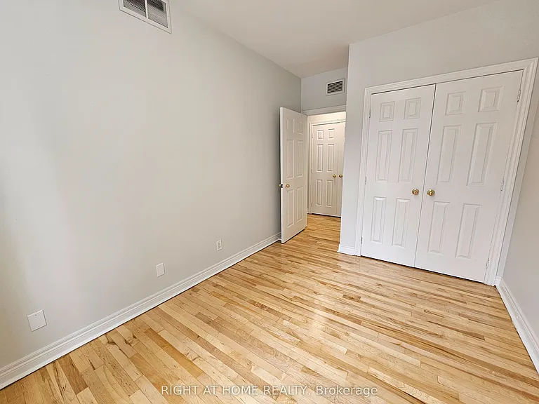 524 Yonge St #201 — Photo 13