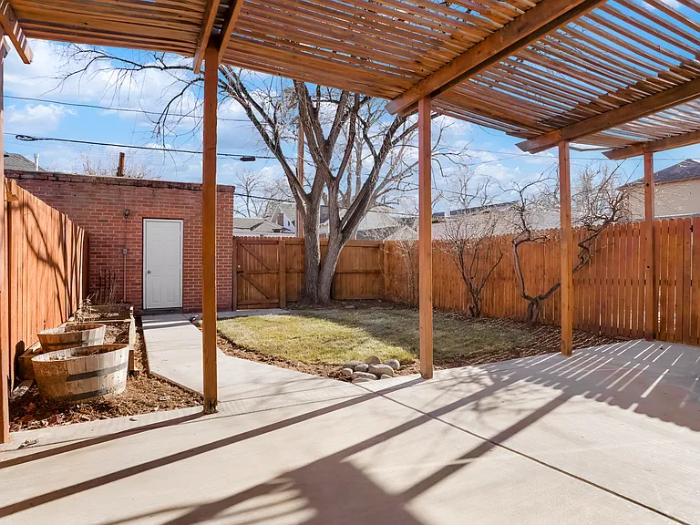 584 N Lafayette St — Photo 17