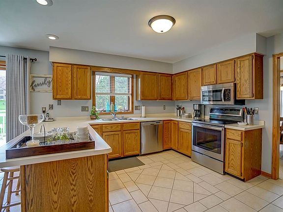 4th image of 925 Bristol Ct