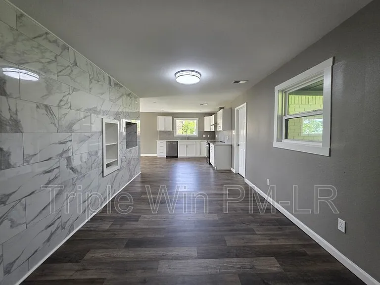 1908 E Lakeview — Photo 5