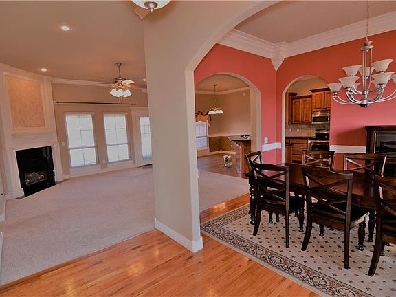 4th image of 2208 SW Pinoak Ave