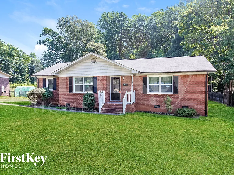 940 Ridgeway Dr — Photo 2