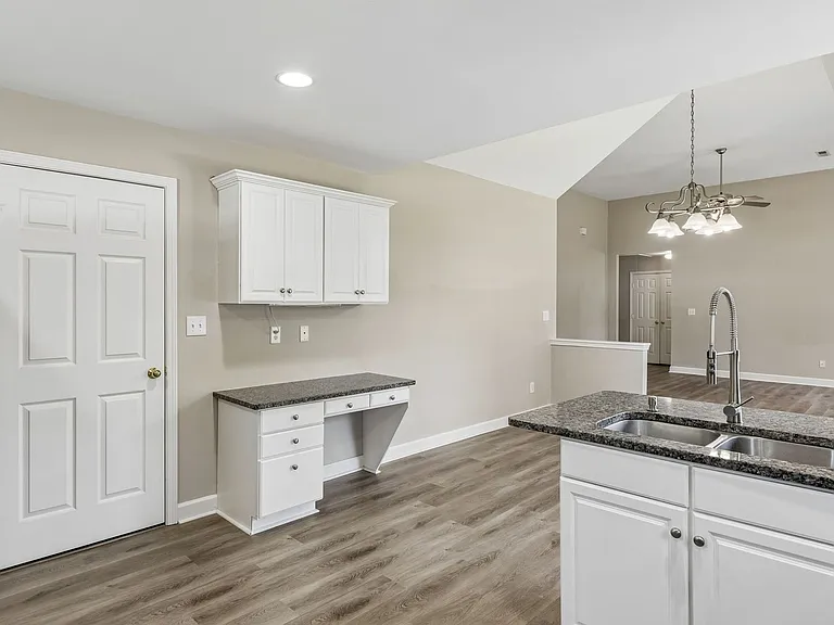 2601 Danbury Cir — Photo 9