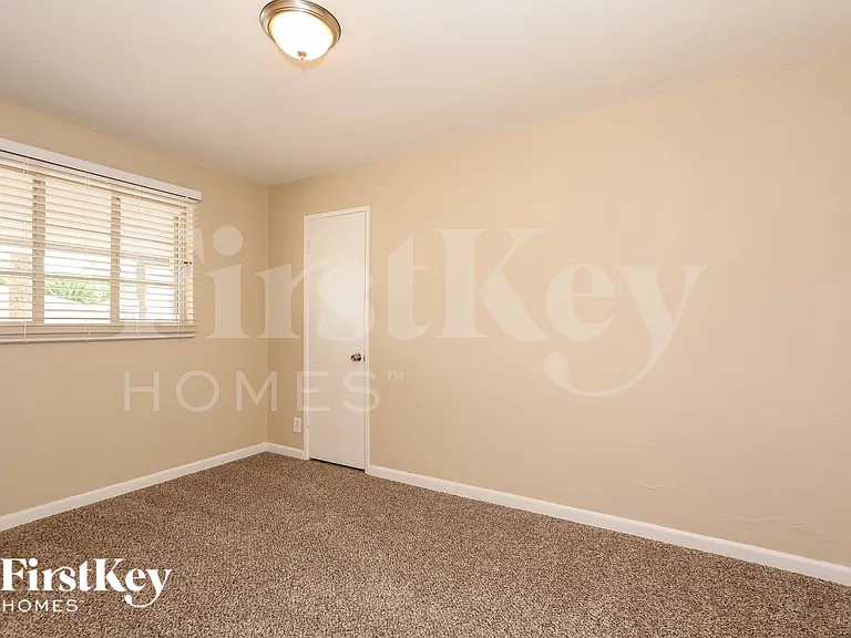 2919 W Seldon Ln — Photo 10