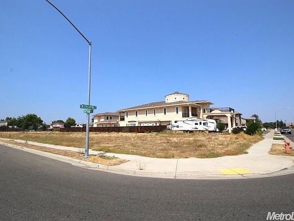 2nd image of 1021 N Canyon Dr