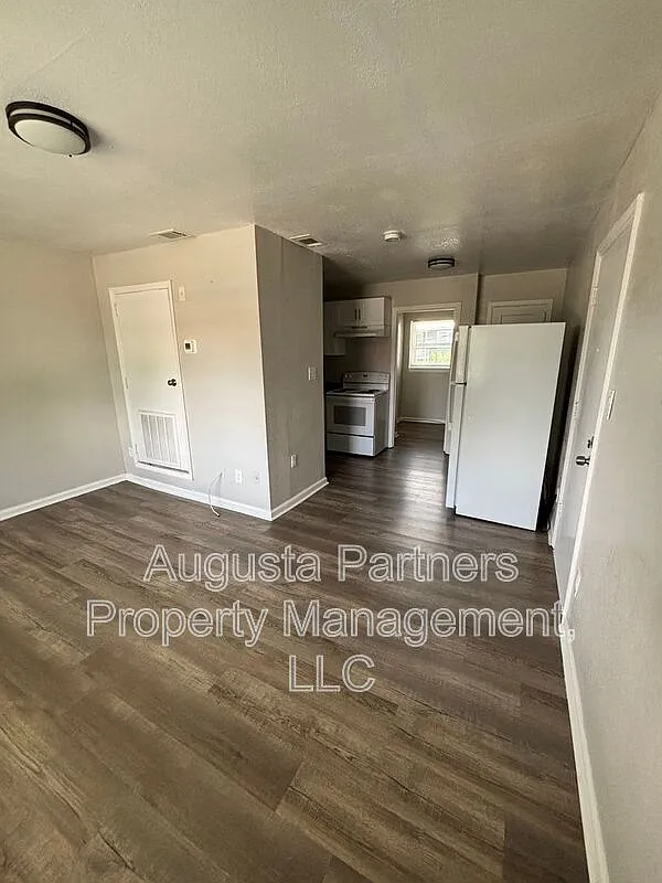 Studio, 1.0 bath, 361 sqft, $700 — Photo 4
