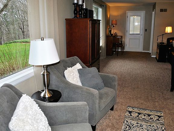 5th image of 435 Hillcrest Dr