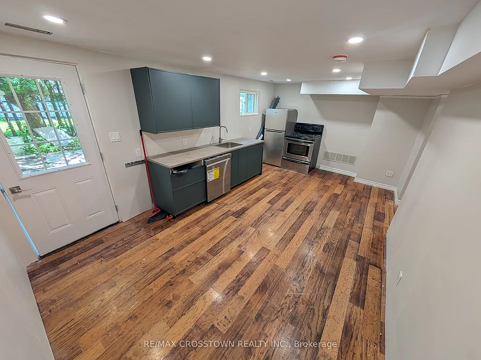 44 Smyth Cres SW