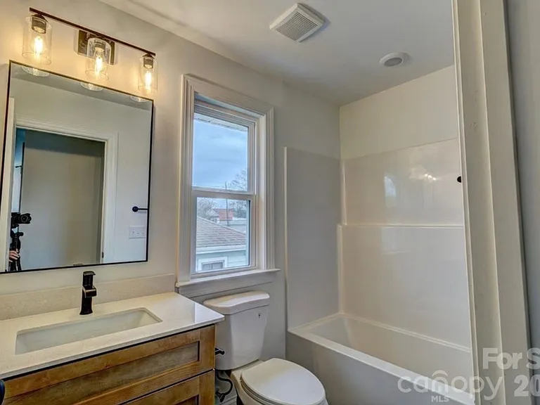 340 Hudson St — Photo 10