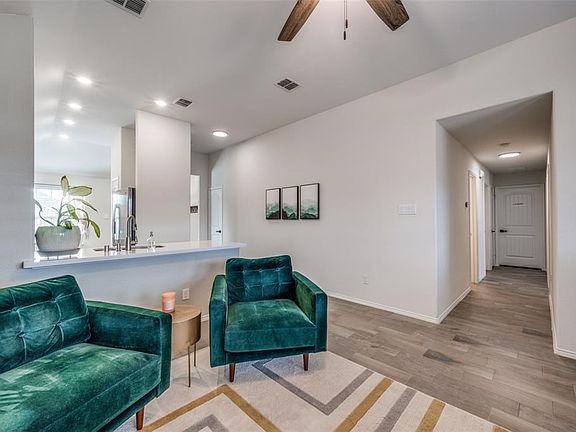 3rd image of 1505 Alamandine Ave