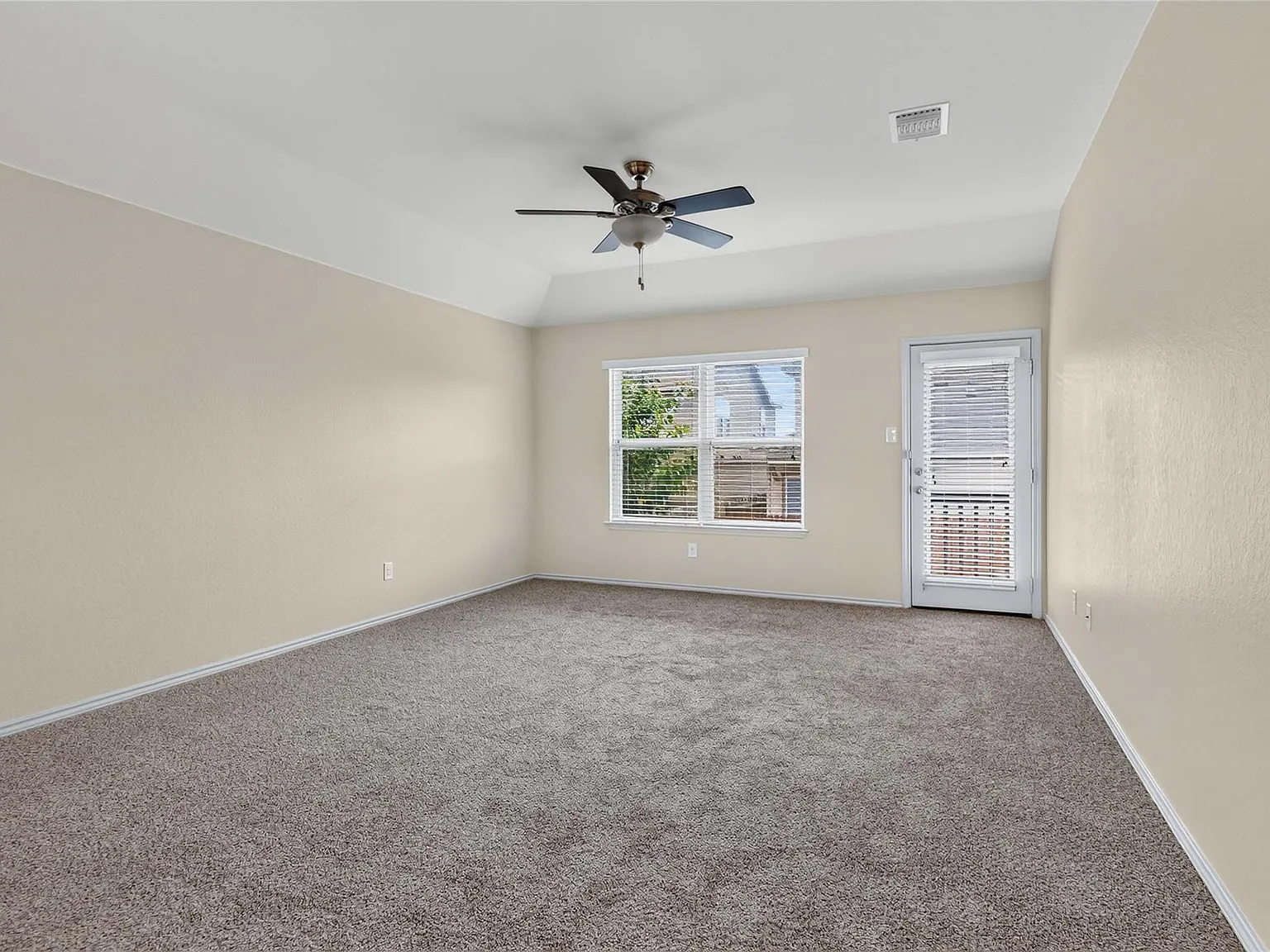 3 bed, 2.0 bath, 1529 sqft, $1,800 — Photo 4