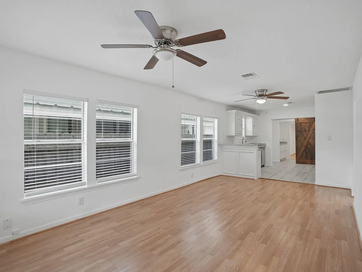3 bed, 2.0 bath, 1306 sqft, $2,100 — Photo 3