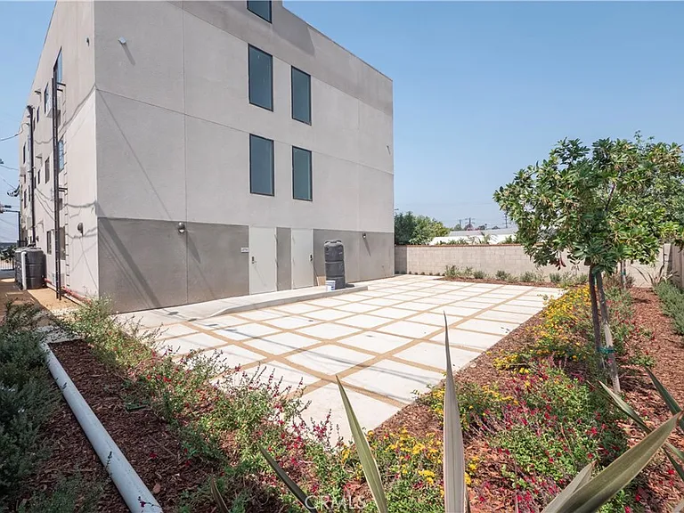 2341 Sheridan St — Photo 17