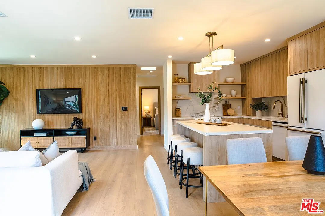 3 bed, 2.0 bath, 1360 sqft, $7,000 — Photo 3