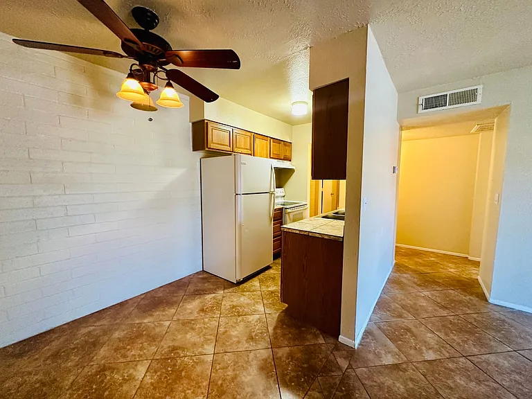 Desert Atrium - Studios, 1 Bedrooms and 2 Bedrooms in Great Location! Community Pool! — Photo 22