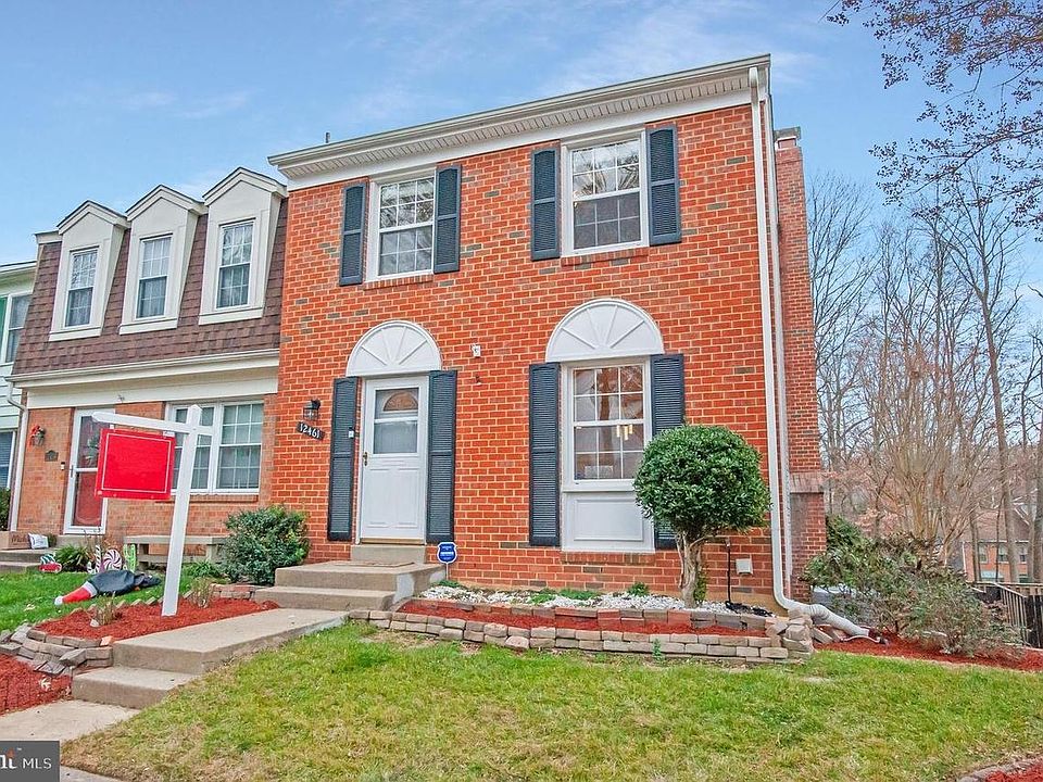 Front of house. More pictures will be uploaded soon.