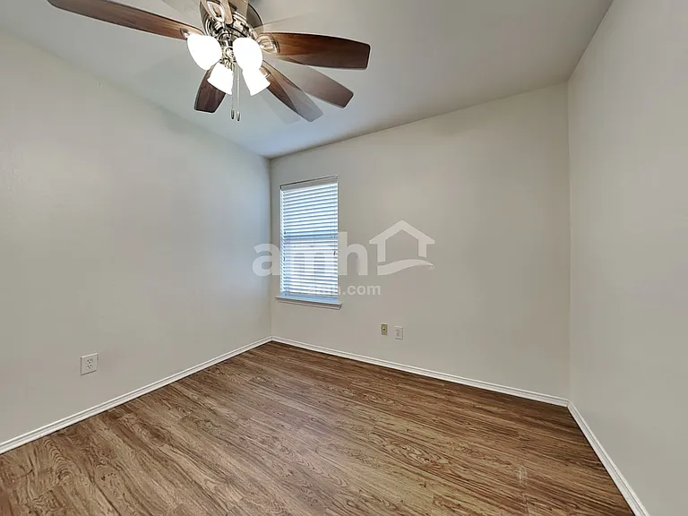 115 Windsor Dr — Photo 18