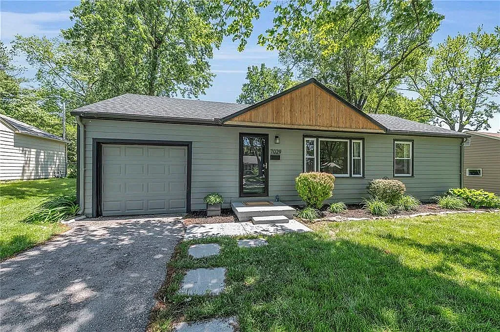 3 bed, 1140 sqft, $2,299 — Photo 2