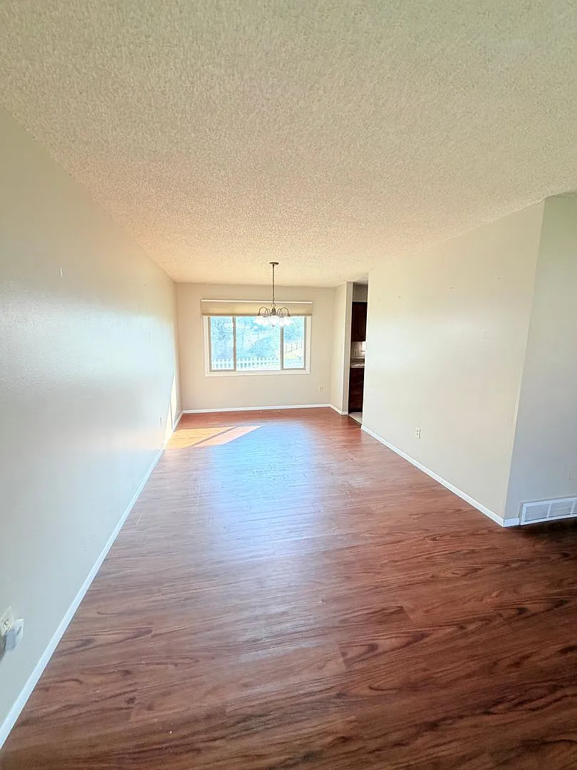 Cozy 5 bed 2 bath Home — Photo 3