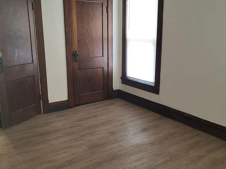 148 N Maple Ave — Photo 8