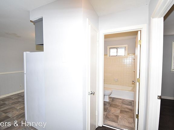 5th image of 826 Central Ave APT A