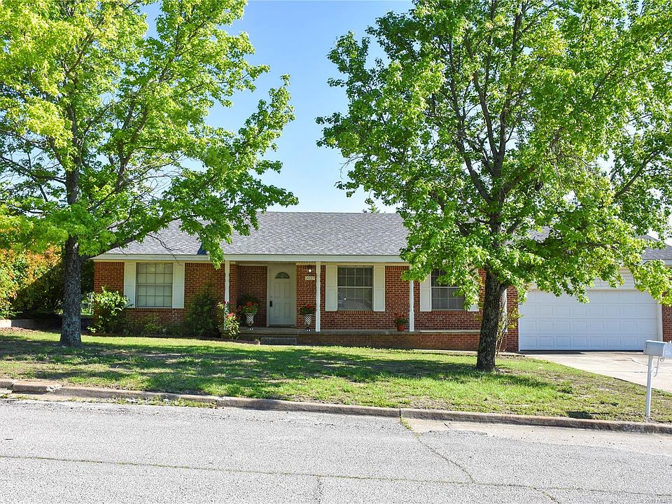 1st image of 2027 E Foster Dr