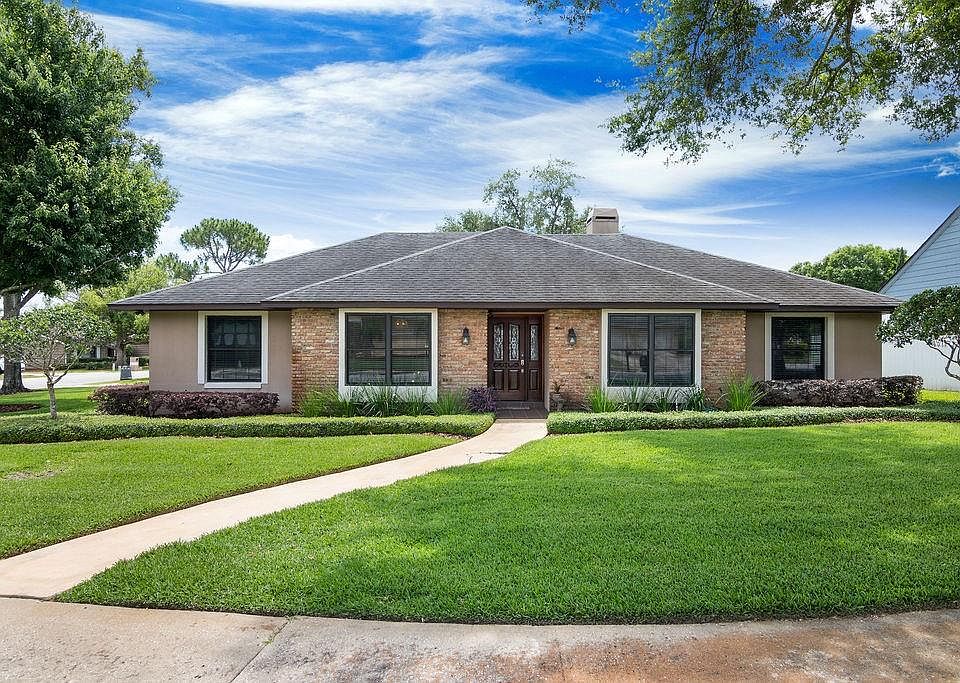 1st image of 313 Cambridge Dr