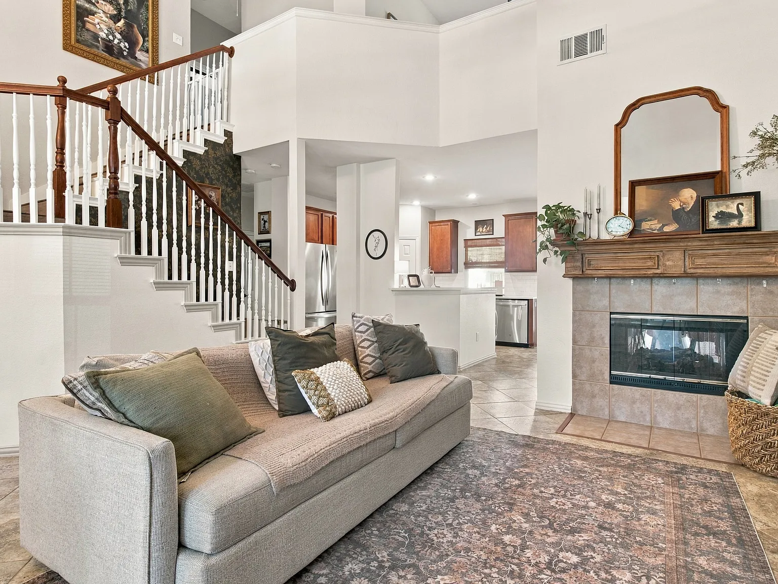 4 bed, 2466 sqft, $2,500 — Photo 3