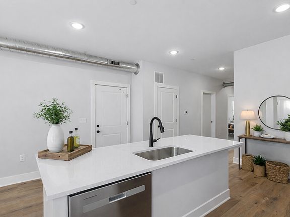 5th image of 980 Diamond Ave NE #1
